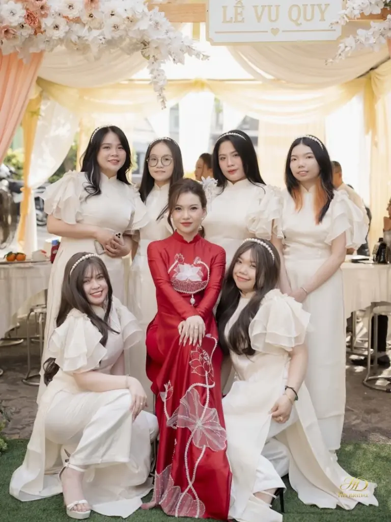 Thuê áo dài bưng quả Bình Dương với nhiều mẫu đồng bộ cho đội nam và nữ