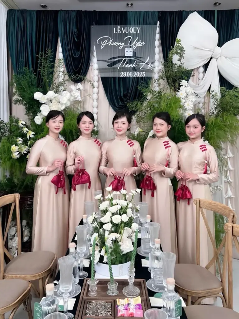 Áo dài bưng quả Quận 12 đồng bộ cho đội nam nữ trong lễ cưới hỏi truyền thống