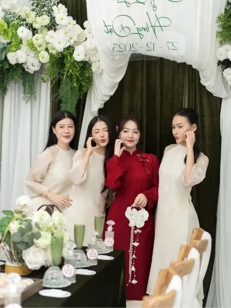 HD Bridal có nhiều mẫu áo dài bưng quả dành cho nam và nữ với màu sắc đồng bộ, phù hợp cho đội hình bưng quả trong lễ ăn hỏi và lễ cưới truyền thống.