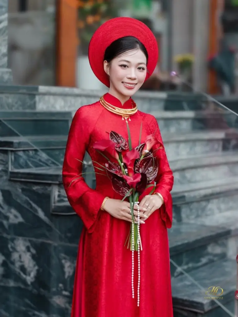 Mẫu áo dài cưới truyền thống sang trọng phù hợp cho lễ ăn hỏi và lễ gia tiên tại Quận 2
