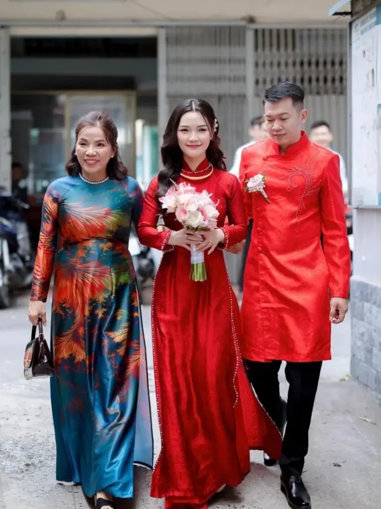 Áo dài gia đình đẹp cho cha mẹ cô dâu chú rể trong lễ cưới tại Quận 12