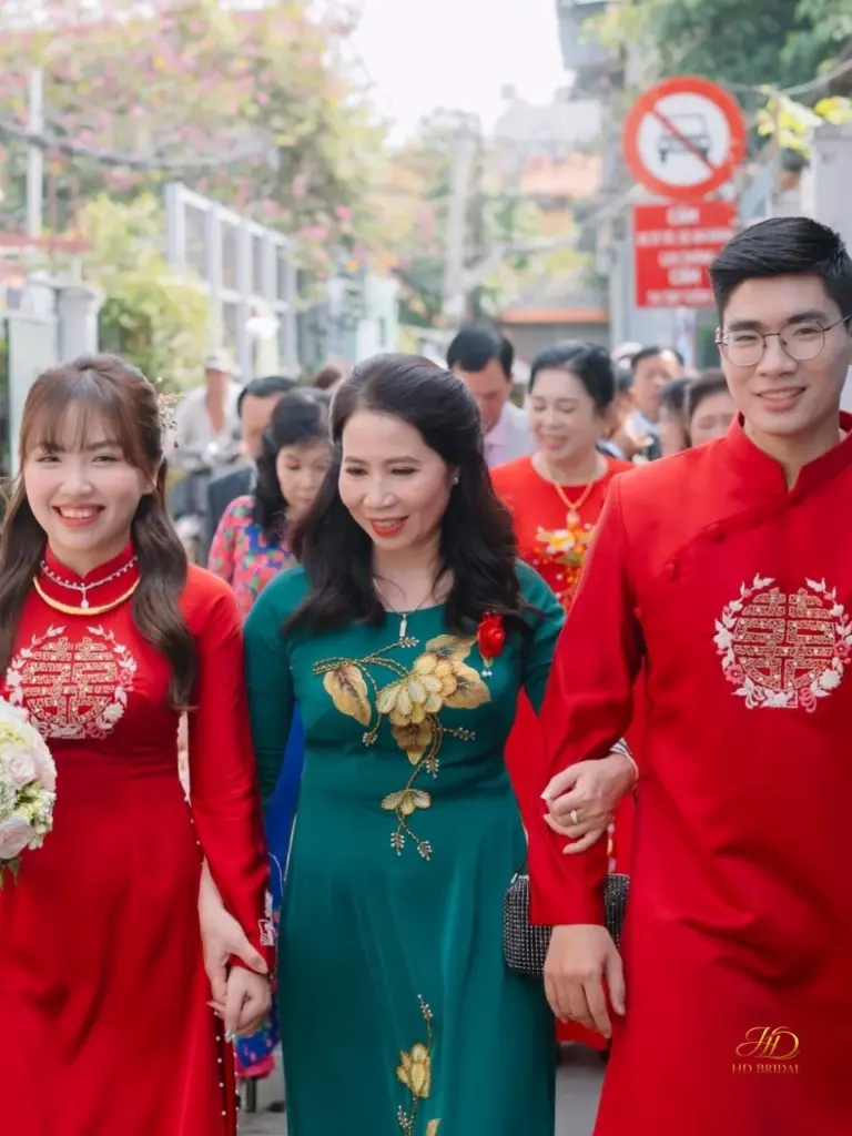Áo dài gia đình đồng bộ cho lễ cưới hỏi và lễ gia tiên tại Quận 2