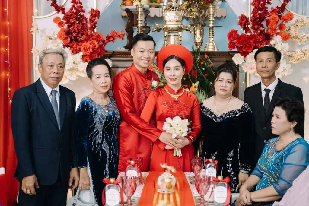 Áo dài gia đình đồng bộ cho lễ gia tiên và lễ cưới tại Quận 4