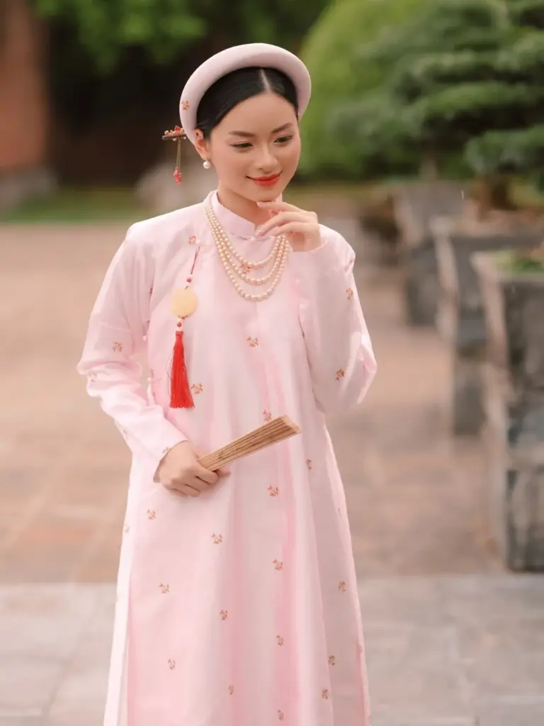 Thuê áo dài ngũ thân cho lễ gia tiên và lễ ăn hỏi tại Sài Gòn