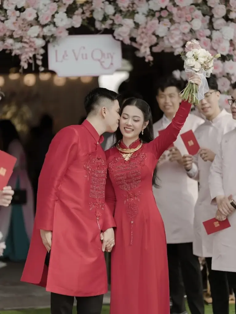 Phối phụ kiện với áo dài truyền thống giúp tổng thể thanh lịch hơn