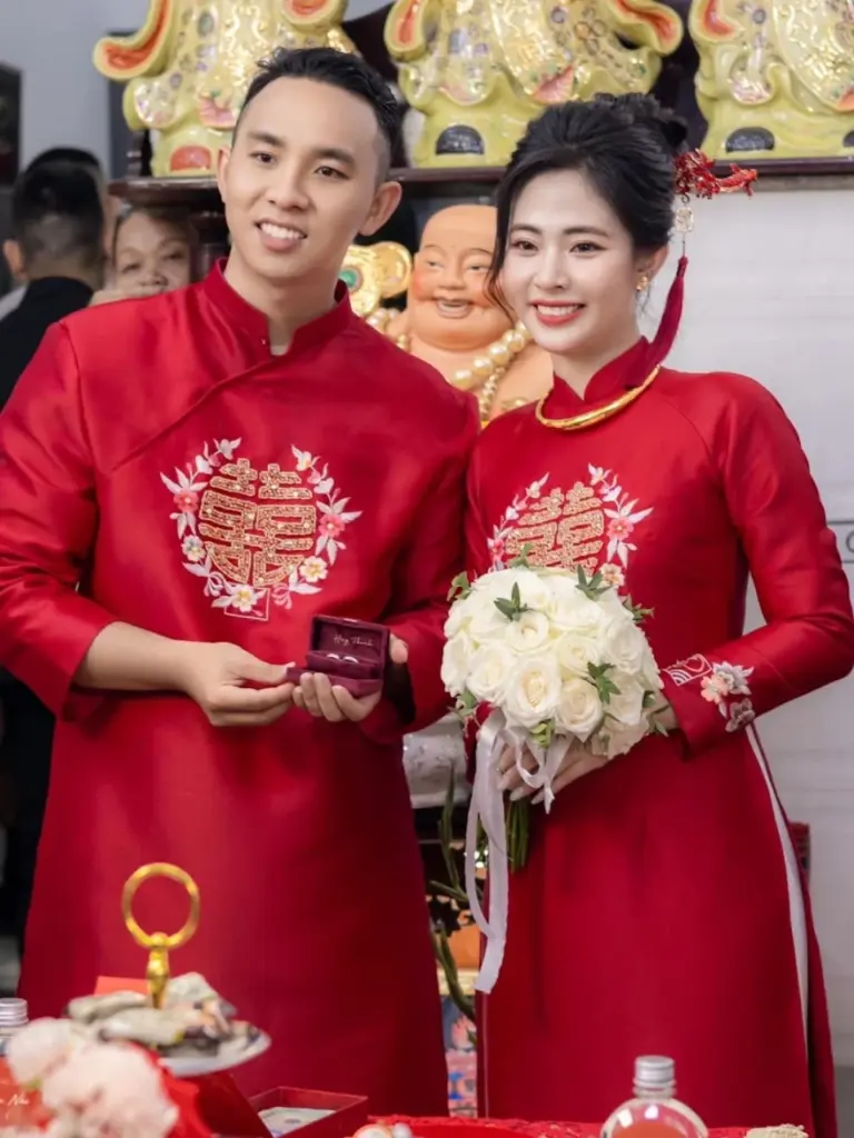 Áo dài truyền thống Việt Nam mang vẻ đẹp thanh lịch và đậm bản sắc văn hóa