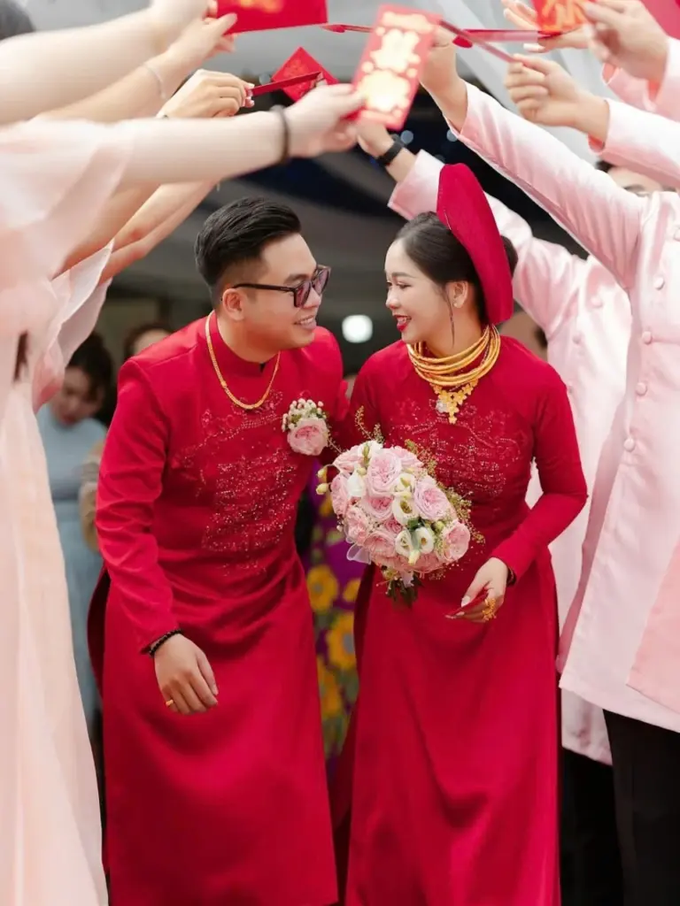 Áo dài truyền thống sử dụng trong lễ cưới lễ gia tiên và lễ ăn hỏi