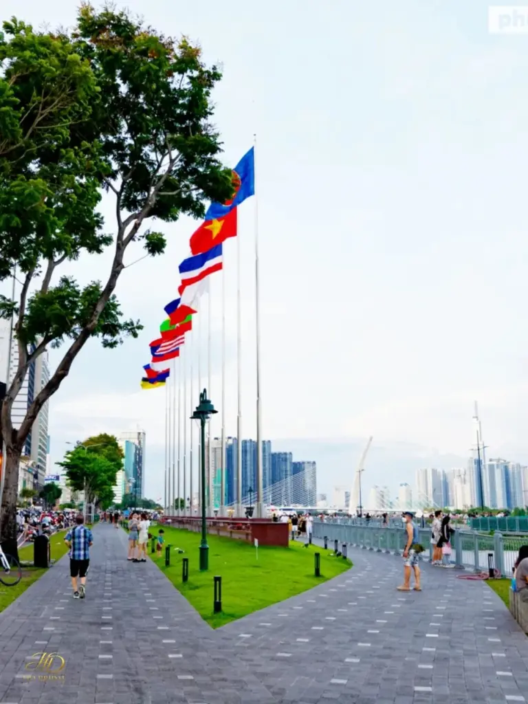 Chụp áo dài tại Bến Bạch Đằng với khung cảnh sông Sài Gòn hiện đại