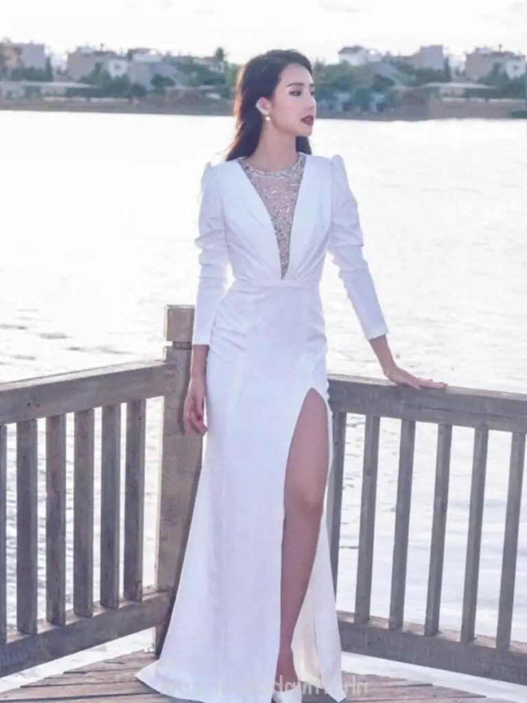 Cách tạo dáng áo dài bên lan can thanh lịch