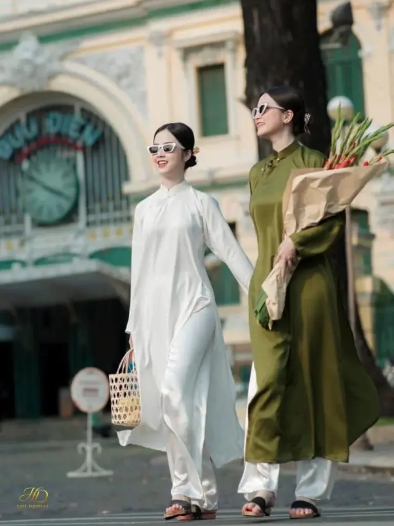 Chụp áo dài tại Bưu điện Thành phố là địa điểm chụp áo dài đẹp ở TP.HCM