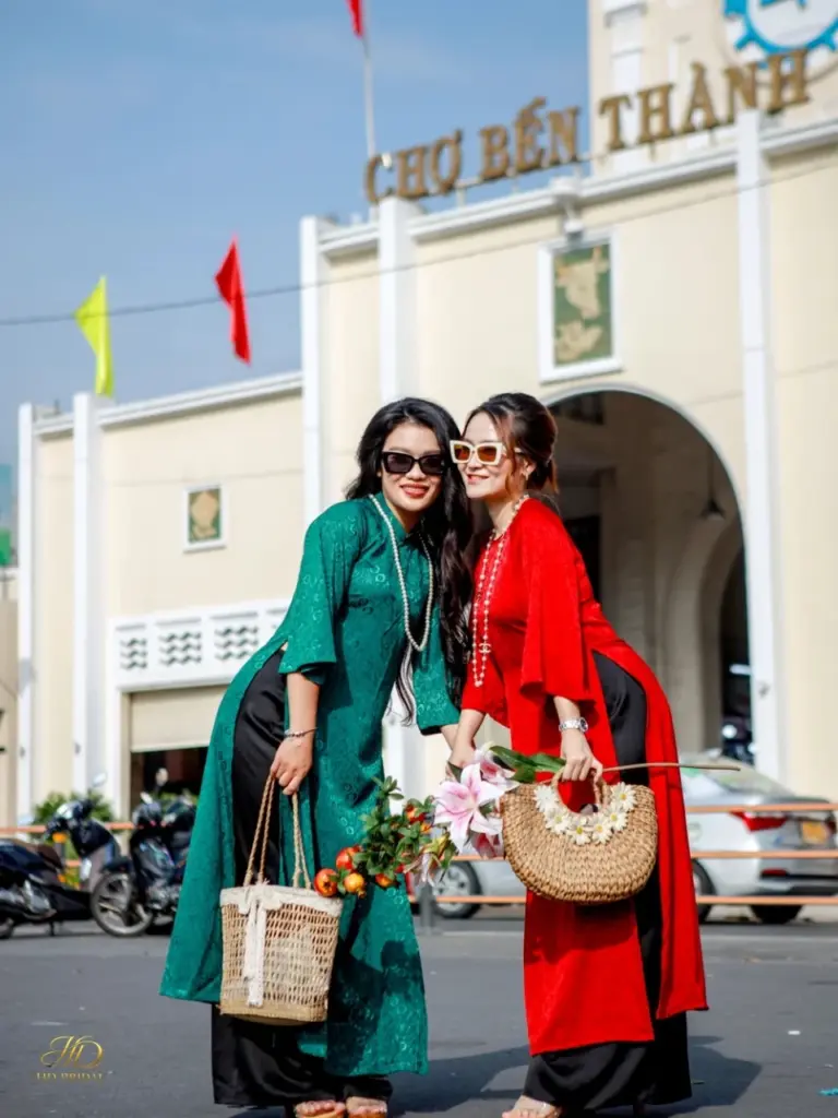 Chụp áo dài tại chợ Bến Thành mang đậm nét đặc trưng của Sài Gòn
