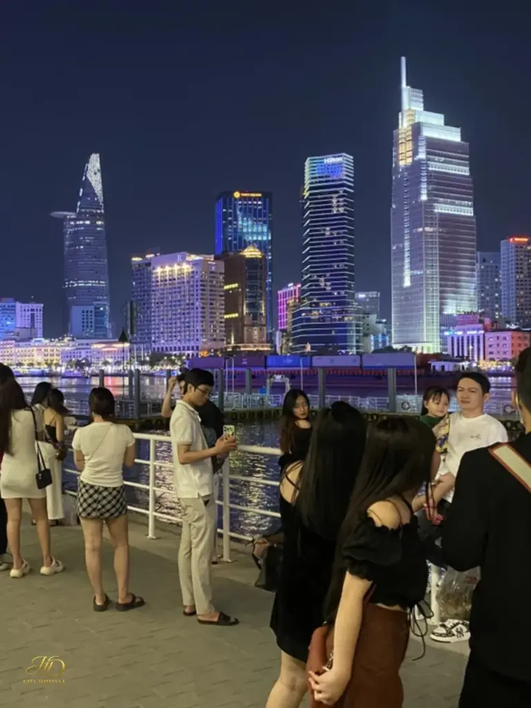 Công viên bờ sông Sài Gòn là địa điểm chụp áo dài ngoài trời đẹp tại TP.HCM