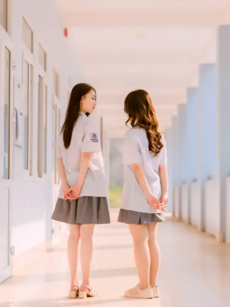Tạo dáng áo dài cùng bạn thân ngày xuân