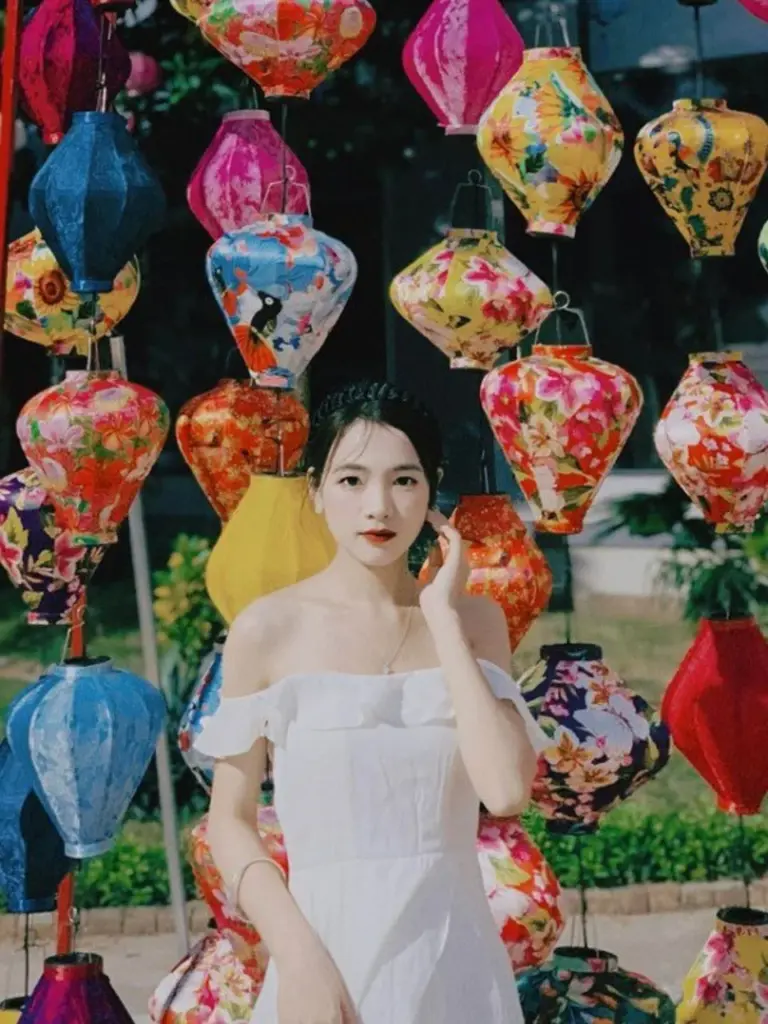 Tạo dáng chụp áo dài cùng đèn lồng ngày Tết