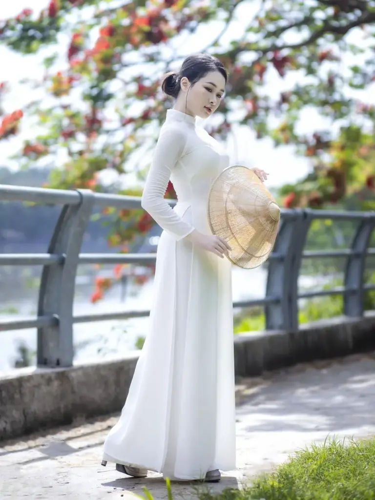 Cách tạo dáng chụp áo dài cùng nón lá truyền thống