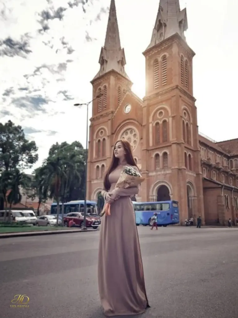 Nhà thờ Đức Bà là địa điểm chụp áo dài ở Sài Gòn được nhiều bạn trẻ yêu thích