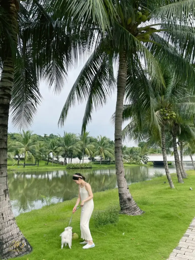 Khu đô thị Sala là địa điểm chụp ảnh áo dài đẹp ở TP.HCM với không gian xanh