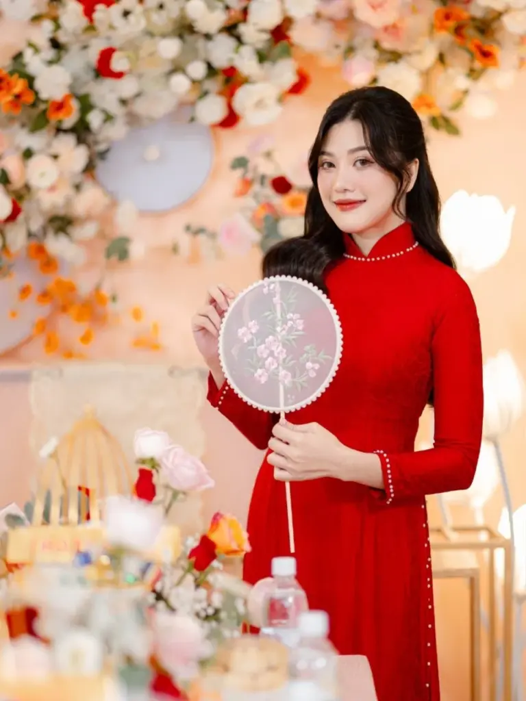 Tạo dáng áo dài đẹp với nụ cười tự nhiên