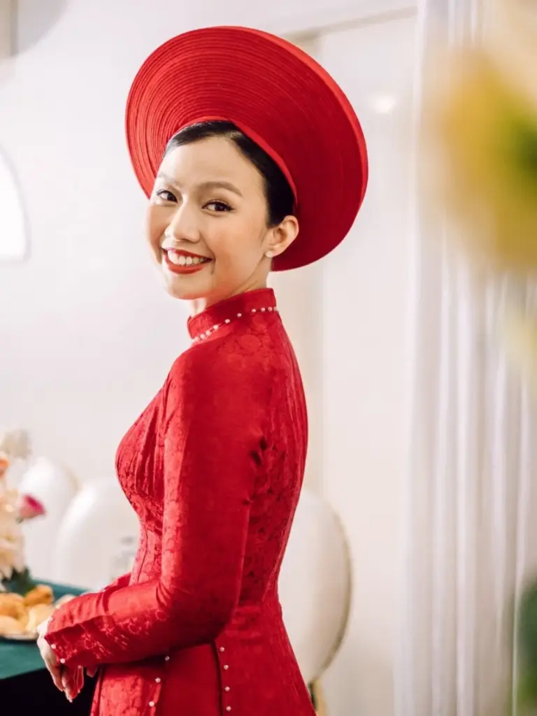 Tư thế và dáng đi khi mặc áo dài cưới giúp tà áo mềm mại hơn