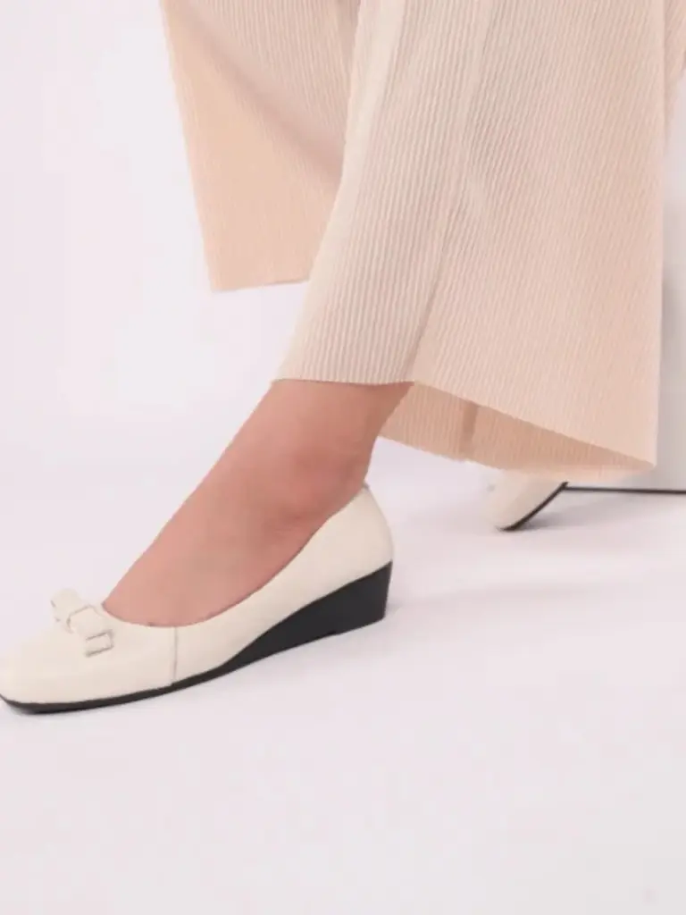 Giày búp bê phối cùng áo dài truyền thống cho vẻ đẹp nhẹ nhàng