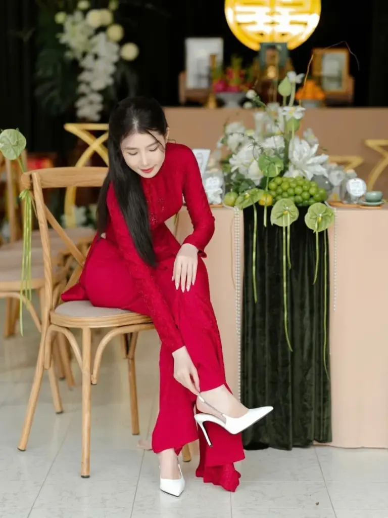 Giày mặc áo dài cưới giúp cô dâu thanh lịch và di chuyển dễ dàng