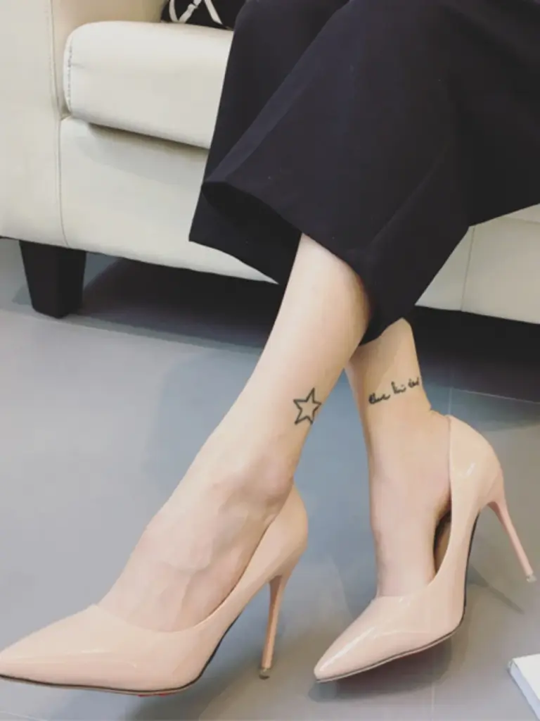 Giày cao gót màu nude là lựa chọn đẹp khi mặc áo dài
