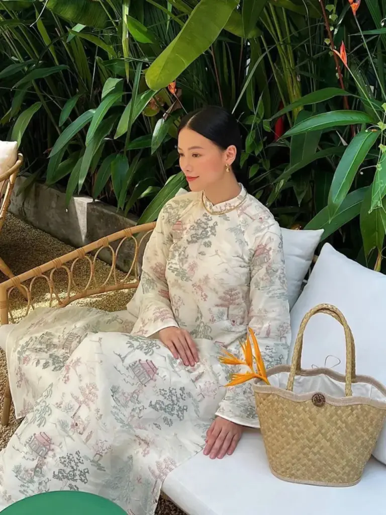 Giỏ mây là phụ kiện chụp ảnh áo dài đẹp cho concept ngoài trời