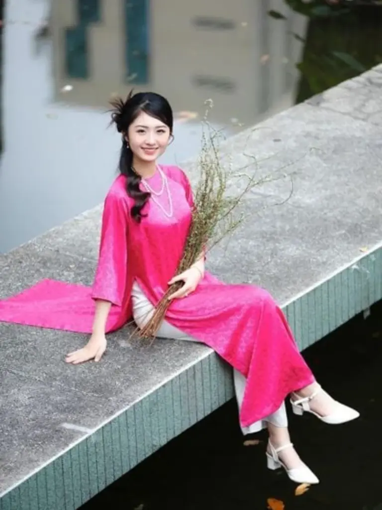 Guốc cao gót truyền thống phù hợp khi mặc áo dài trong lễ cưới