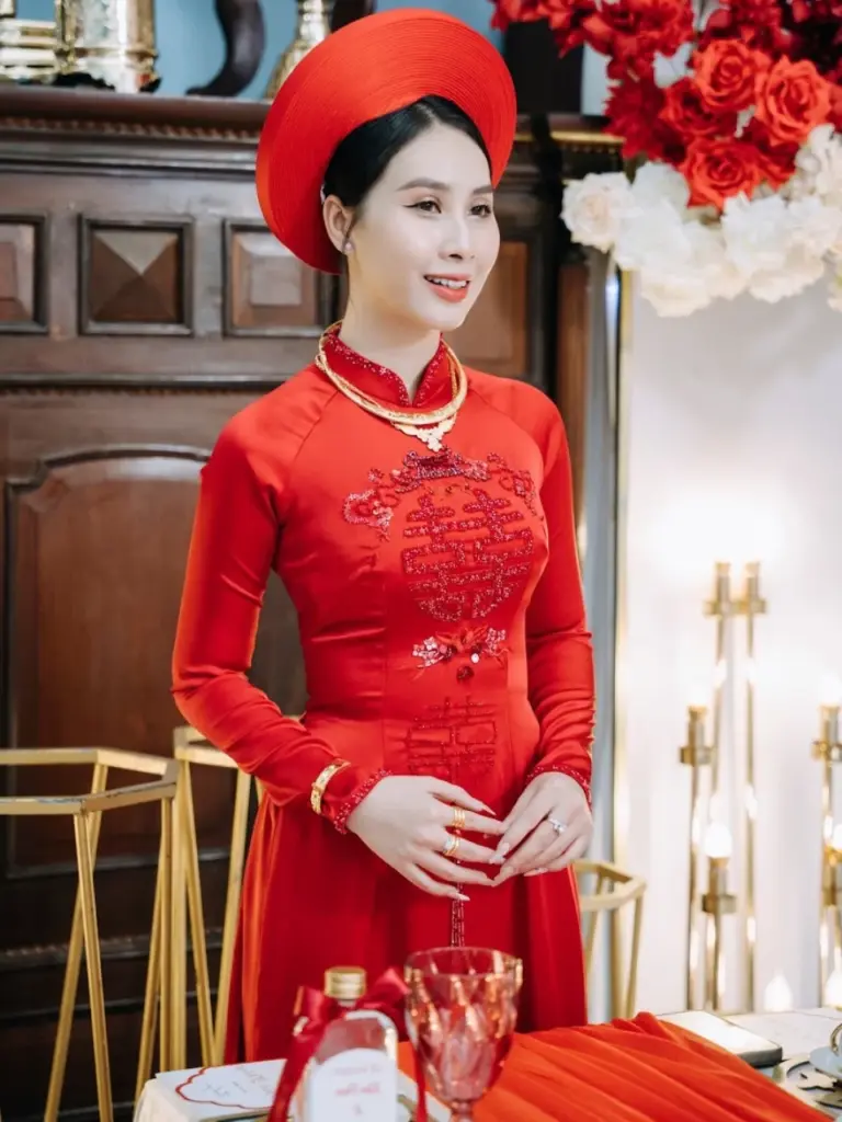 Kiểm tra áo dài cưới trước ngày cưới để đảm bảo vừa vặn hoàn hảo