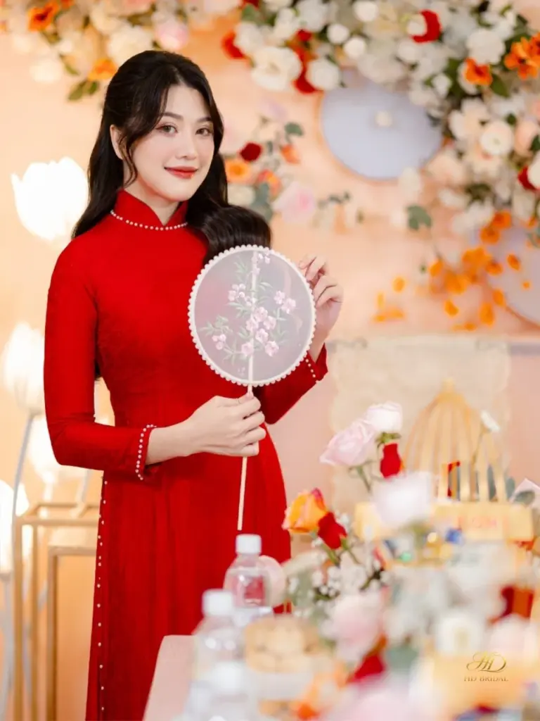 Kinh nghiệm thuê áo dài Quận 2 phù hợp cho cưới hỏi, bưng quả và chụp ảnh cưới