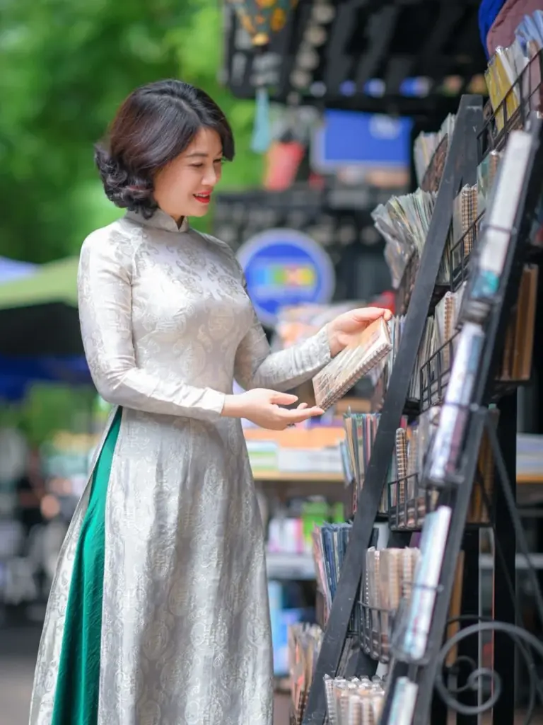 Sách cũ giúp tạo dáng chụp ảnh áo dài phong cách thanh xuân tự nhiên