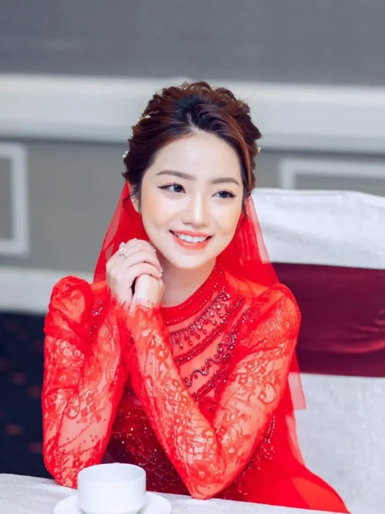 Khách hàng thử áo dài cưới tại showroom HD Bridal với nhiều mẫu đẹp phục vụ khu vực Quận 4