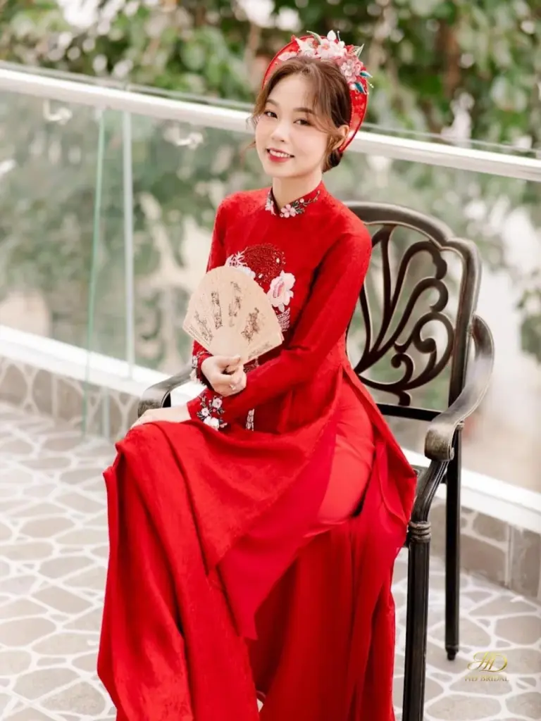 Khách hàng thử áo dài cưới tại showroom HD Bridal phục vụ khu vực Quận 2 và TP Thủ Đức