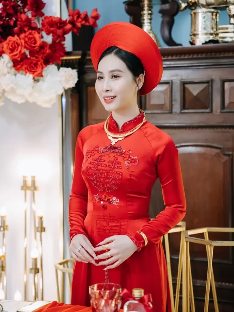Studio Phương Uyên Wedding Quận 12 cung cấp áo dài cưới đẹp và trang phục cho lễ ăn hỏi