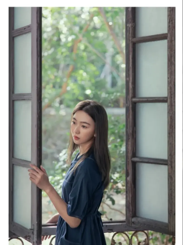 Cách tạo dáng áo dài bên cửa gỗ cổ truyền