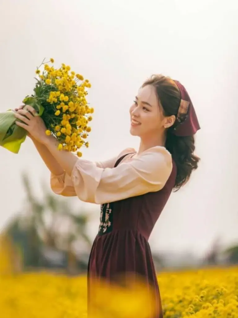 Tạo dáng áo dài đẹp với giỏ hoa mùa xuân