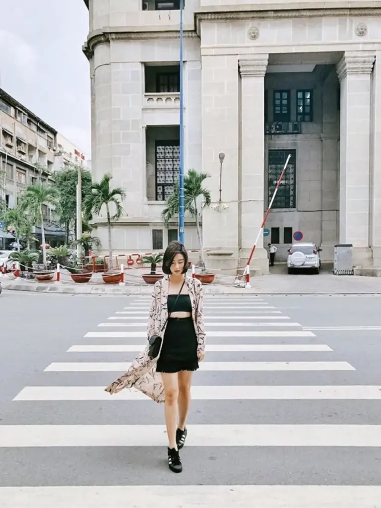 Tạo dáng bước đi tự nhiên khi chụp ảnh áo dài
