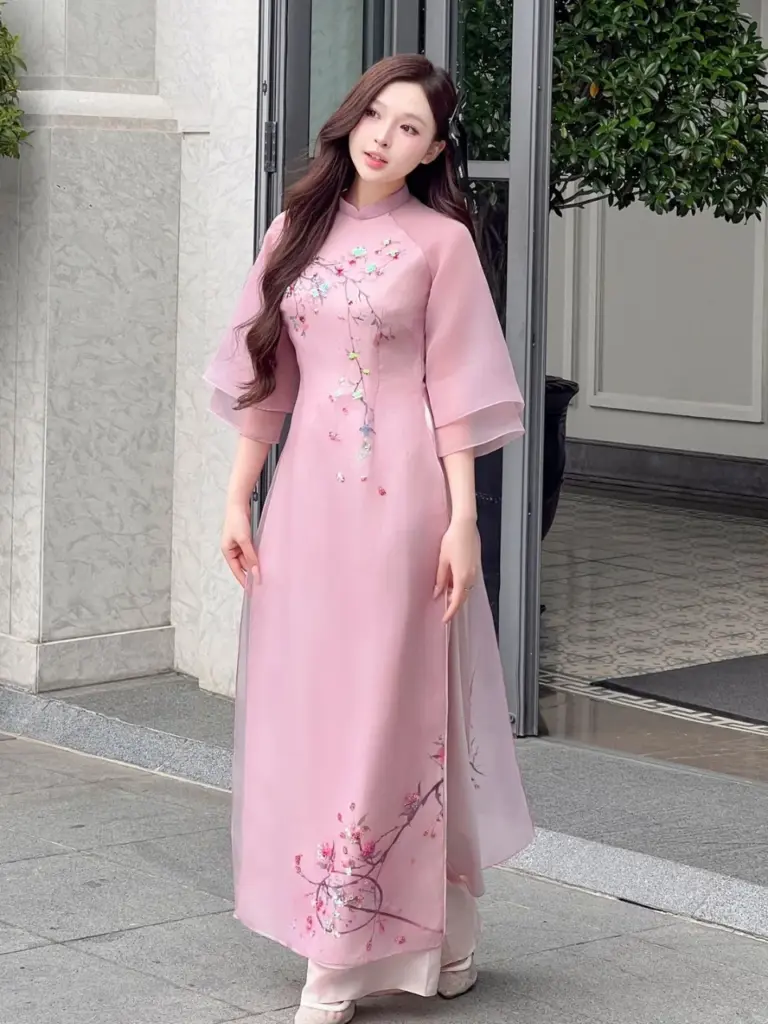 Khách hàng thử áo dài cách tân nữ tại showroom HD Bridal