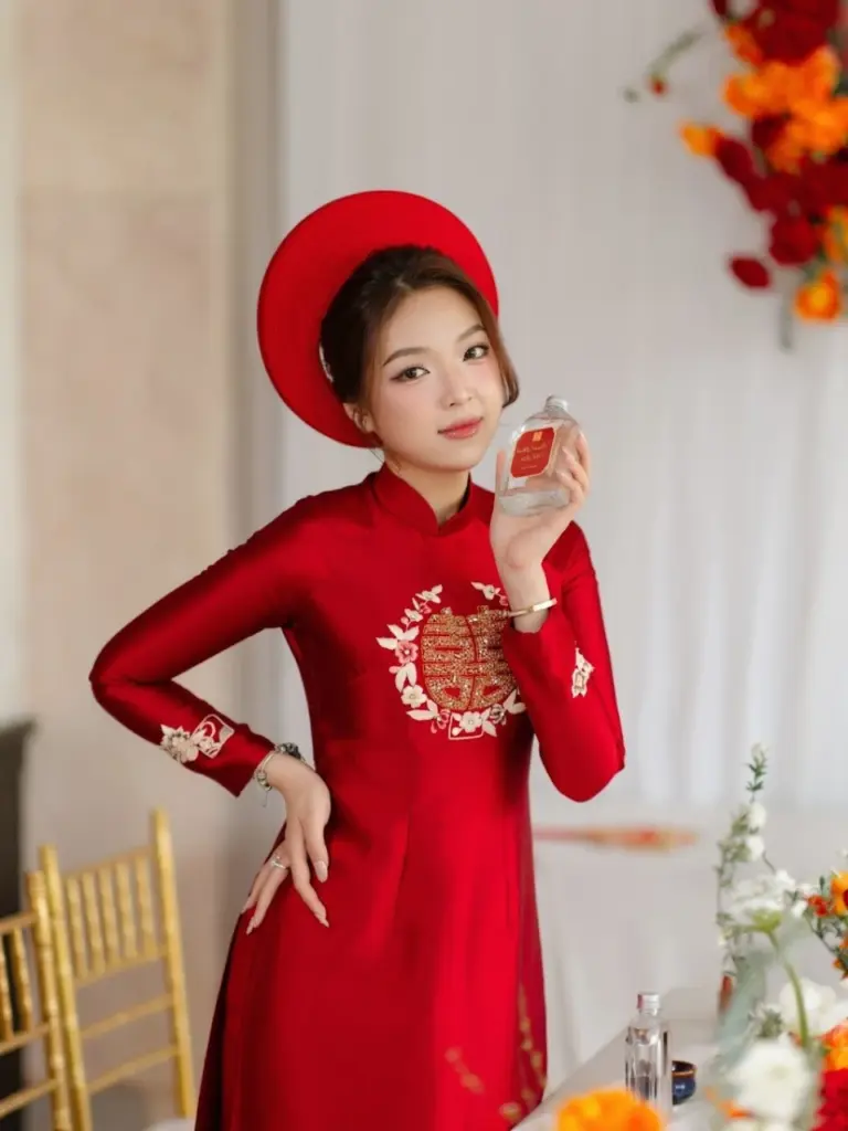 Khách hàng được thử trực tiếp nhiều mẫu áo dài để lựa chọn kiểu dáng, màu sắc và kích thước phù hợp trước khi thuê cho các sự kiện quan trọng.