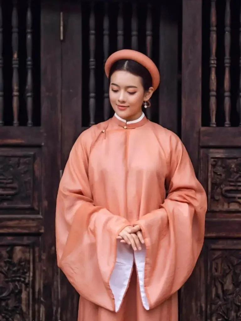 Khách hàng thử áo dài ngũ thân trước ngày cưới tại HD Bridal