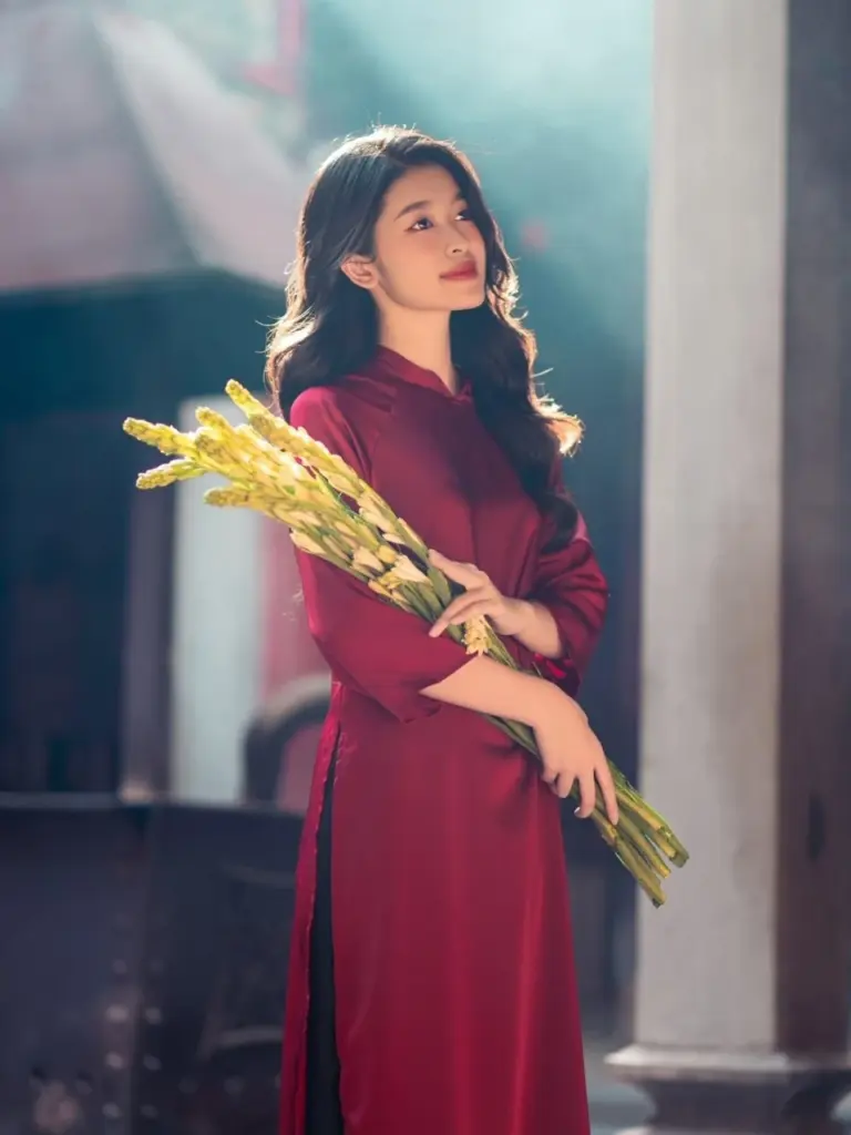 Khách hàng thử áo dài Tết tại HD Bridal TP.HCM
