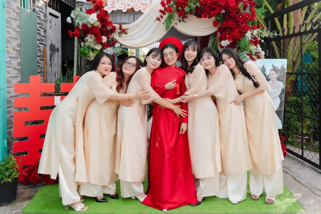 Đội hình bưng quả mặc áo dài đồng bộ được HD Bridal chuẩn bị cho lễ cưới tại khu vực Tân Bình.