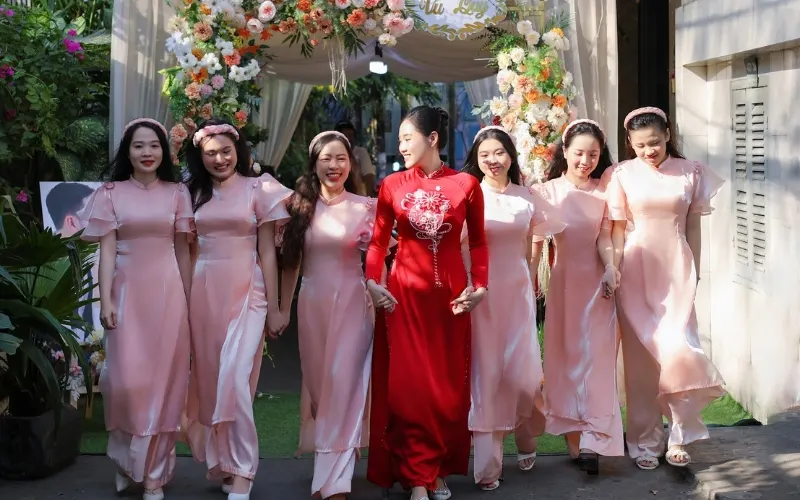 Thuê áo dài bưng quả Thủ Đức cho đội bê tráp nam nữ