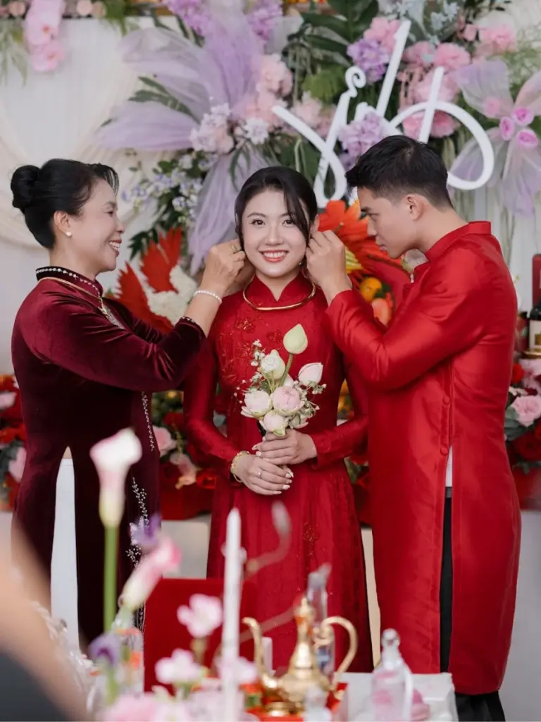 Dịch vụ cho thuê áo dài Quận 7 đáp ứng nhu cầu của cả gia đình với nhiều mẫu áo dài truyền thống, hiện đại và kích thước đa dạng cho mọi thành viên.
