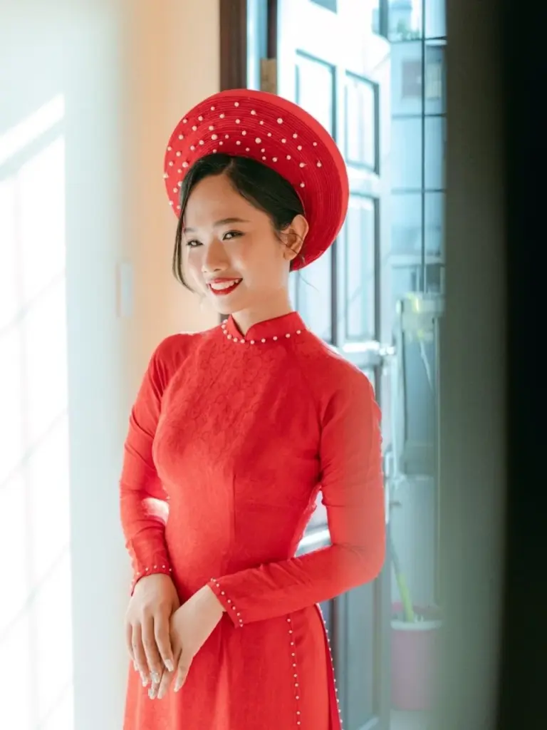 Các mẫu áo dài truyền thống màu đỏ trắng vàng kem và xanh ngọc